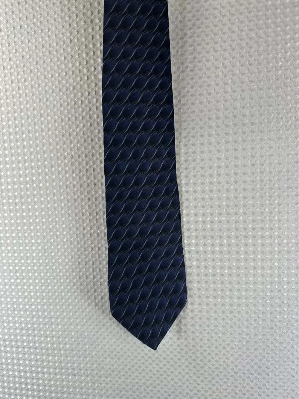 Gianfranco Ruffini Italy 100% Silk Blue Geometric Fish Scale Pattern Necktie